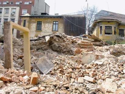 Cumparati, demolati, construiti, vindeti!