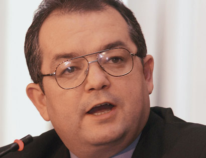 De la stanga la dreapta, cu OK de la Basescu