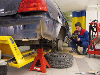 AUTO: Destine diferite in industria auto romaneasca: in timp ce Daewoo, care parea de neoprit in anii '90, a ajuns in impas, Dacia apasa pe acceleratie cu un singur model in portofoliu: Logan