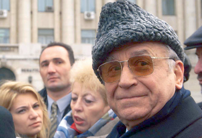 Ion Iliescu nu poate decat intr-un palat