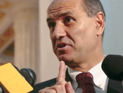 Ca romanul, impartial