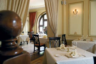 A restaura, restaurare... restaurant
