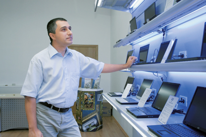 BUSINESS: Magazinele online musca din profitul retailerilor de IT din offline
