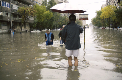 Cine ar vrea sa plateasca inundatiile