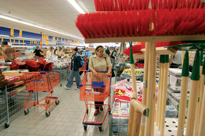 EXTINDERI: Efectul retailerilor internationali asupra comunitatilor locale