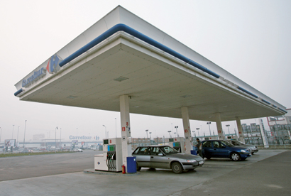 BENZINARII: Apar tot mai multe companii din afara industriei petroliere