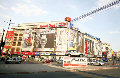 Asteptam sa  iasa in strada