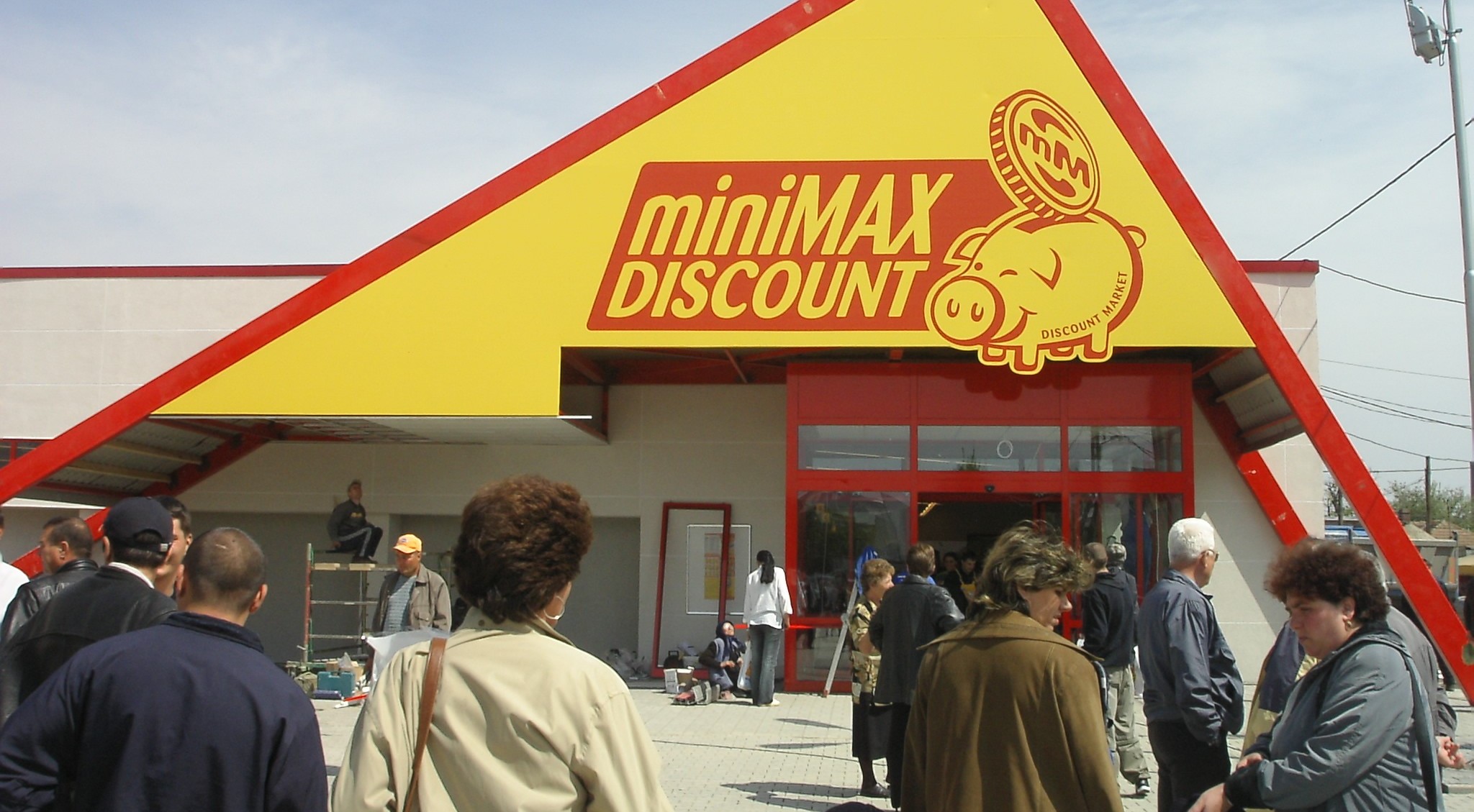 miniMax Discount a ajuns la 12 magazine