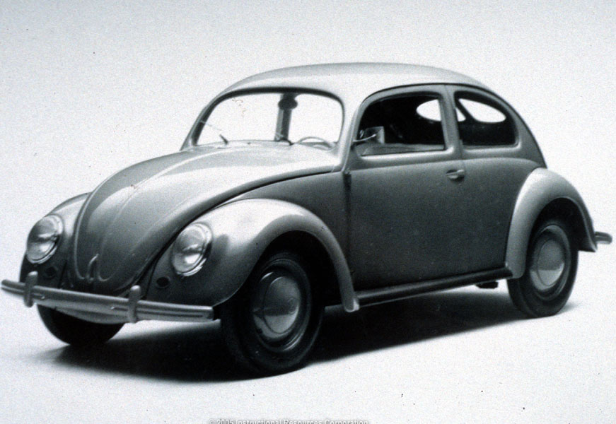 Unul dintre primele proiecte ale companiei lui Ferdinand Porsche a fost designul unei masini populare (Volkswagen inseamna in traducere masina poporului). A rezultat modelul Volkswagen Beetle, unul dintre cele mai bine vandute masini din istorie.
