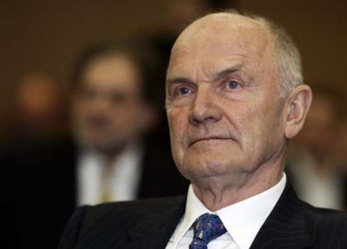 Ferdinand Piech, nepotul lui Ferdinand Porsche, devine presedinte si director executiv al Volkswagen intre 1993 si 2002. El este, alaturi de varul sau F. A. Porsche, principalul actionar semnificativ al producatorului german de lux.