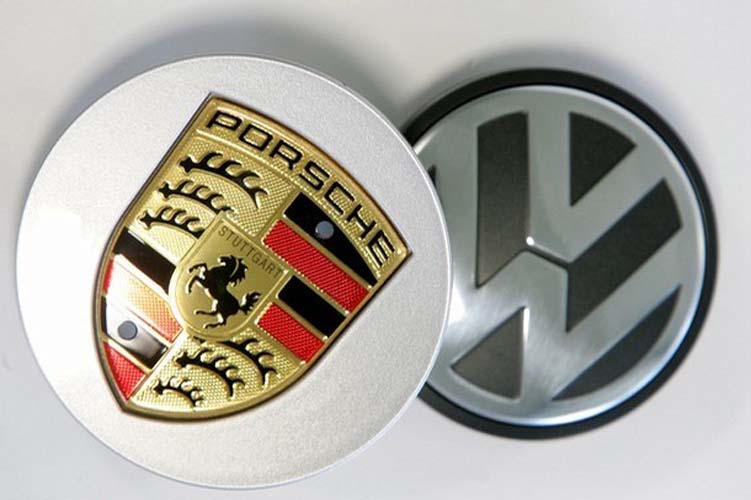 Dupa demisia sapatamana trecuta a lui Wendelin Wiedeking, cel care a condus timp de 16 ani producatorul german de lux, s-a deschia calea pentru asteptata fuziune dintre Porsche si Volkswagen (al carui actionar principal este Porsche). In plus in actionariatul Porsche va intra in premiera si Emiratul arab al Qatarului.