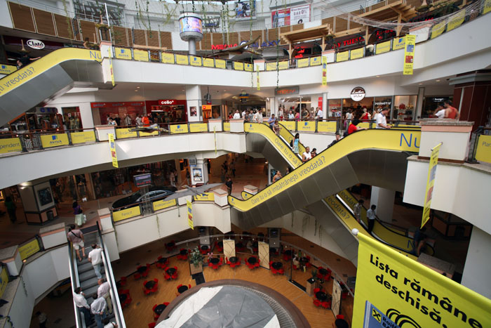 Primul mall clasic din Romania a fost inaugurat in 1999 de catre Anchor Grup. Acesta reuneste peste 140 de magazine, numarul vizitatorilor intr-un an fiind de peste 13 milioane. 