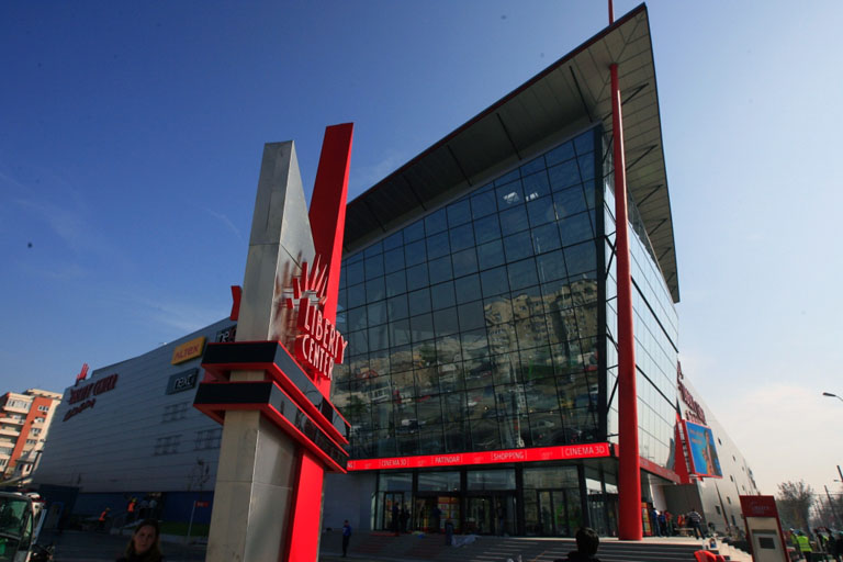 Liberty Center este cel mai tanar mall din Bucuresti, fiind deschis la 1 noiembrie 2008. Proiectul este amplasat in partea de sud a orasului, suprafata sa inchiriabila fiind de 25.000 de metri patrati