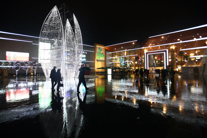 Baneasa Shoping Mall este cel mai mare mall de fashion din tara – suprafata inchiriata exclusiv comerciantilor de imbracaminte, incaltaminte, accesorii, decoratiuni interioare, restaurante si cafenele. 
