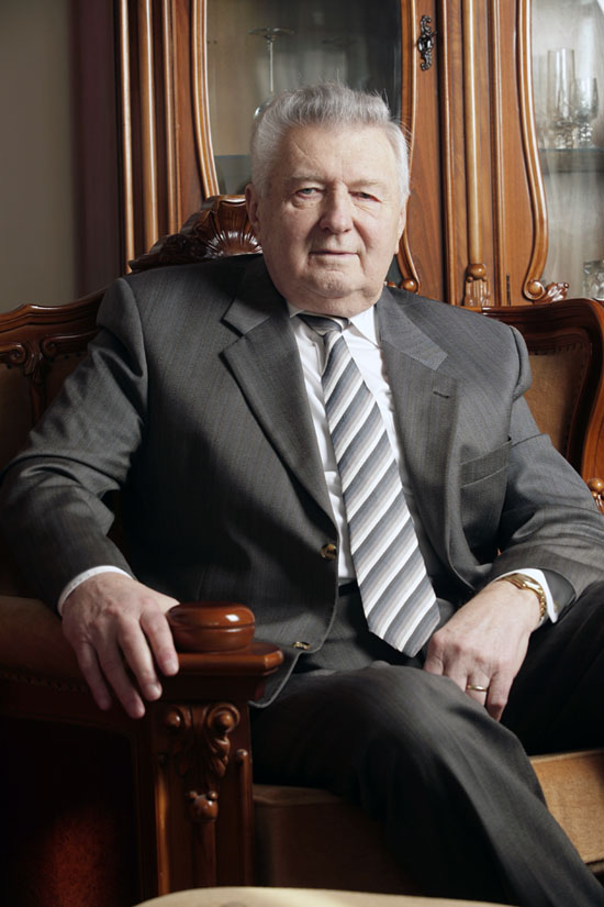 8. 15 mil. euro; Nume: Josef Goschy; Numar Camere: 3.500; Hotel reprezentativ: Complexul Amfiteatru Olimp 