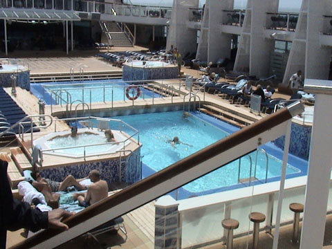 Pe Celebrity Equinox exista un cazinou, un teren de baschet, teren de minigolf, loc de joaca pentru copii cu 30 de angajati si 3.000 de metri patrati, trei piscine – dintre care una acoperita -, spa, o sauna aromata, 6 saune normale si 10 jacuzzi.   