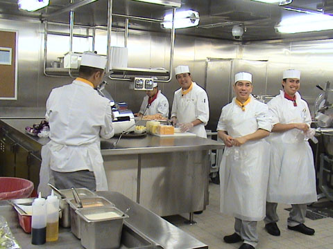Pe Celebrity Equinox lucreaza 1.233 de persoane, dintre care cei mai multi sunt filipinezi (24%), indieni si indonezieni (cate 10%). Pe vas lucreaza si 26 de romani, dintre care cinci au functii de middle-management.