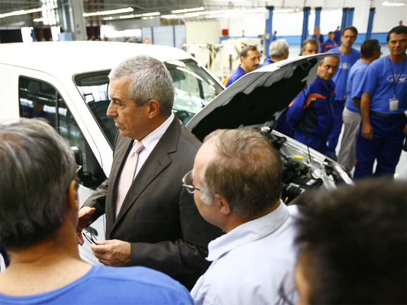 Fostul premier Tariceanu, inconjurat de muncitorii de la Craiova, isi traieste momentul de glorie dupa ce a fost laudat de presedintele Basescu