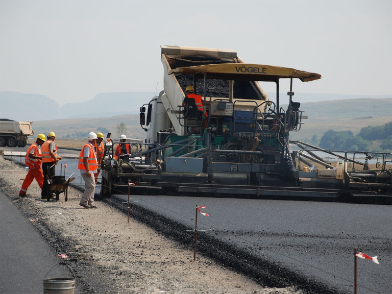 Dupa cinci ani, Bechtel a asfaltat primii 30 de kilometri din Autostrada Transilvania