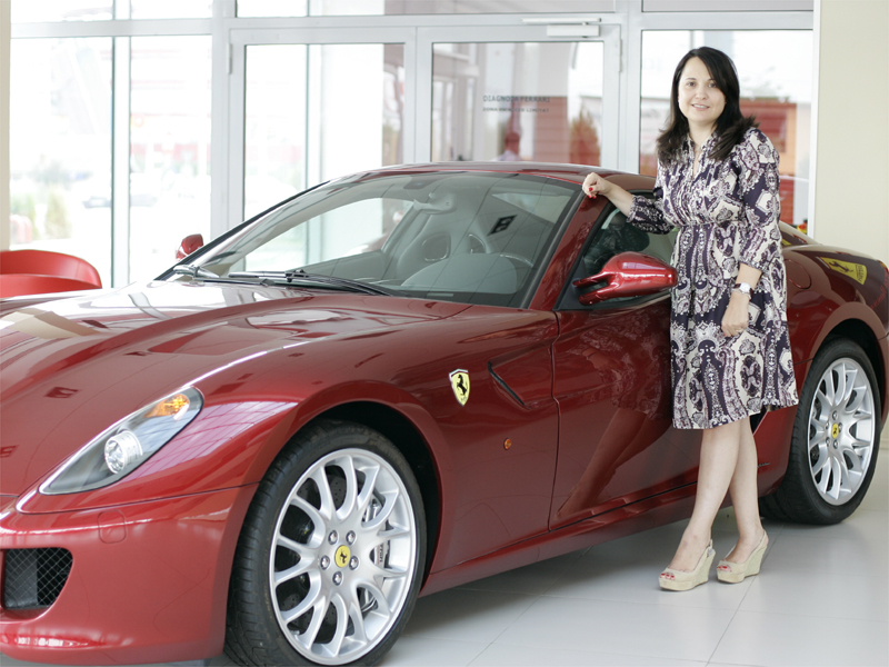 Doamna Ferrari: Nu te poti duce cu o punga de bani in showroom ca sa-ti alegi un bolid