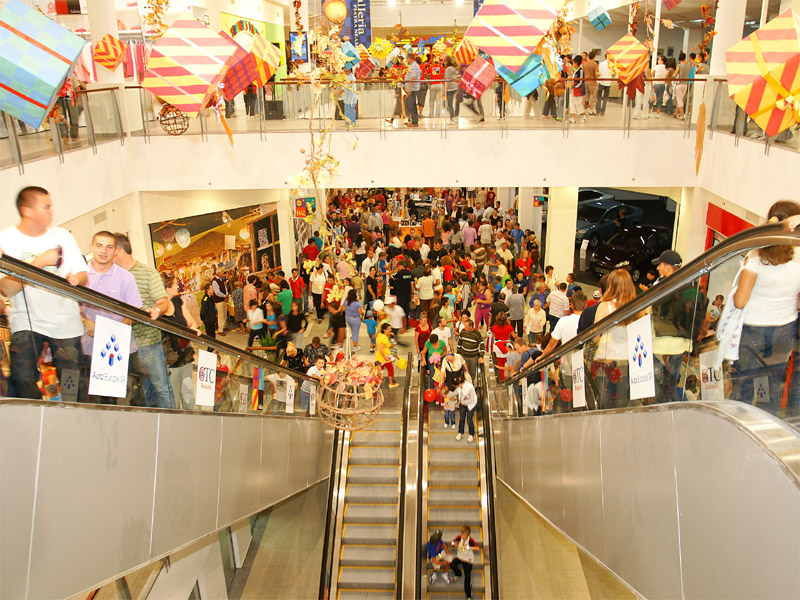 Galleria Piatra Neamt a avut la deschidere trafic ca un mall din Bucuresti