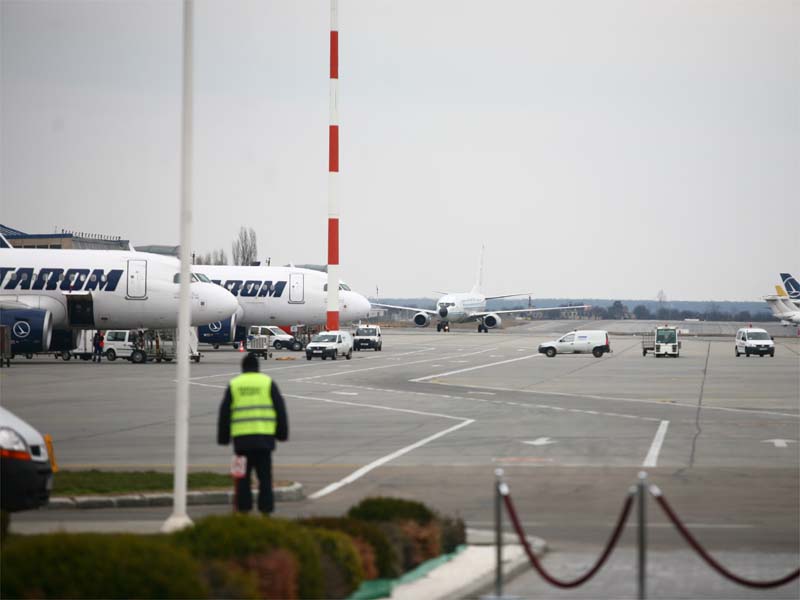 Lupta dura in transportul aerian: Tarom si Blue Air se bat pe destinatia Cluj-Napoca