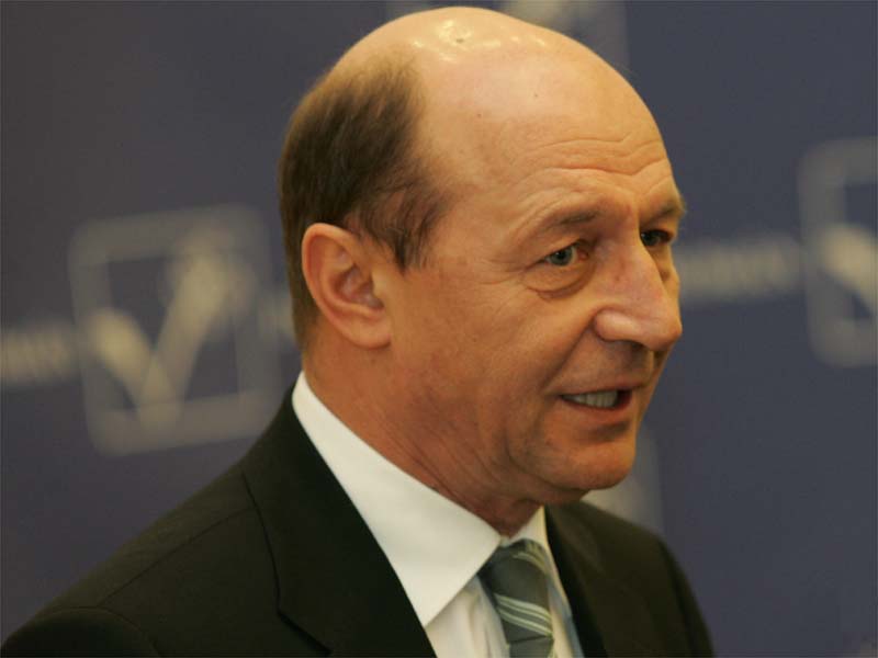 Basescu: Guvernul nu si-a propus sa scoata tara din criza