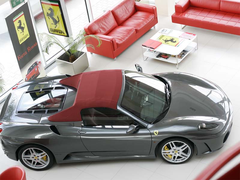 Importatorul Ferrari vinde pe internet