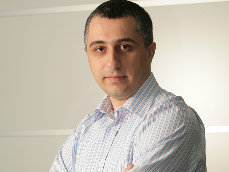 RADU APOSTOLESCU: Este unul dintre fondatorii eMag, cel mai mare magazin online din Romania, evaluat la peste 20 de milioane de euro in urma tranzactiei din acest an. 