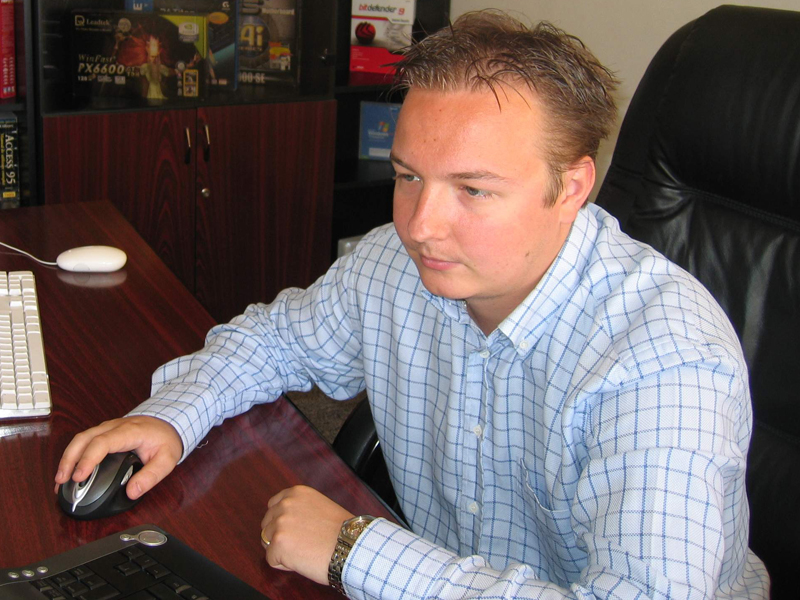 LIVIU TODEA: Detine Soft32,com, afacere online construita in jurul aplicatiilor software care i-a adus statutul de antreprenor devenit milionar din internet. 