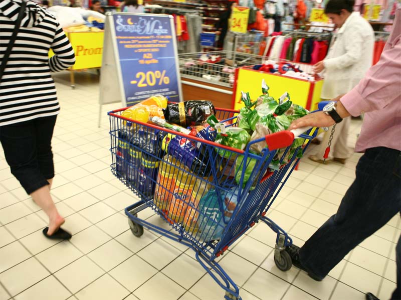 Craciunul ieftineste mancarea, hainele si LCD-urile cu pana la 50%