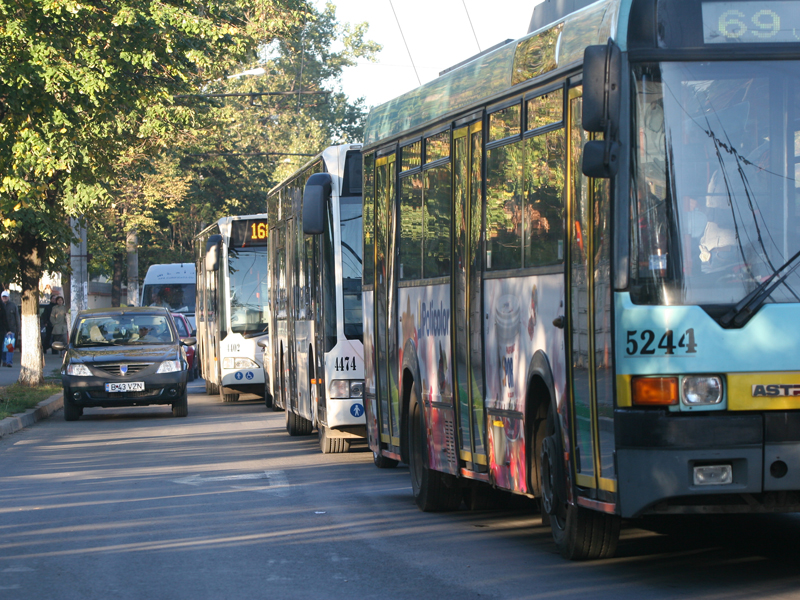 Transport. RATB, reteaua de transport public este laudata, insa este prea putin folosita. Masinile private sufoca traficul bucurestean, considerat a fi unul „bolnav cronic” 