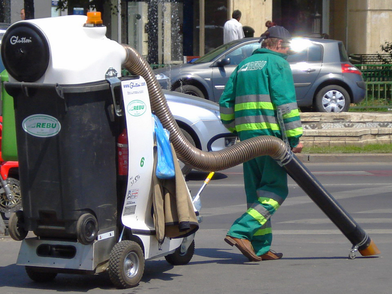 Gunoaie menajere. 479 de kilograme de gunoaie pe cap de locuitor ne plaseaza sub media celor 30 de orase, 511 kg, dar in Bucuresti doar 2% din gunoi este reciclat