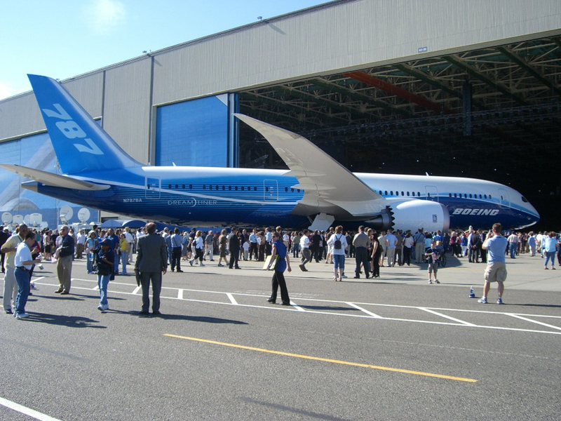 Boeing face astazi primul test de zbor cu cel mai mare avion de pasageri din lume
