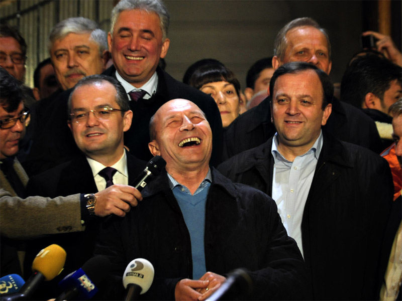 Basescu, la plecarea de la sediul PDL: "E un fleac, i-am ciuruit! "