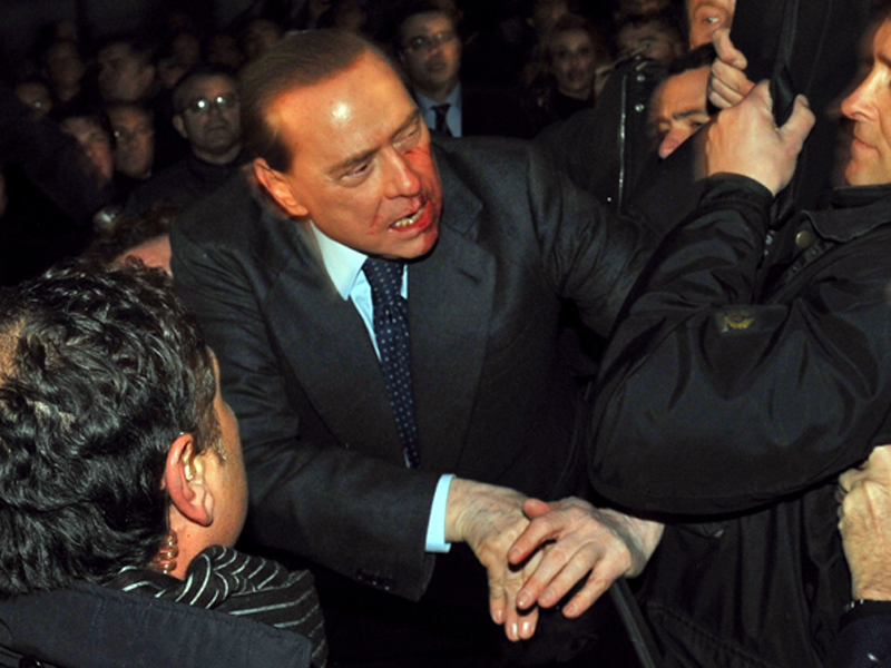 Berlusconi, plin de sange dupa ce a fost lovit de un barbat