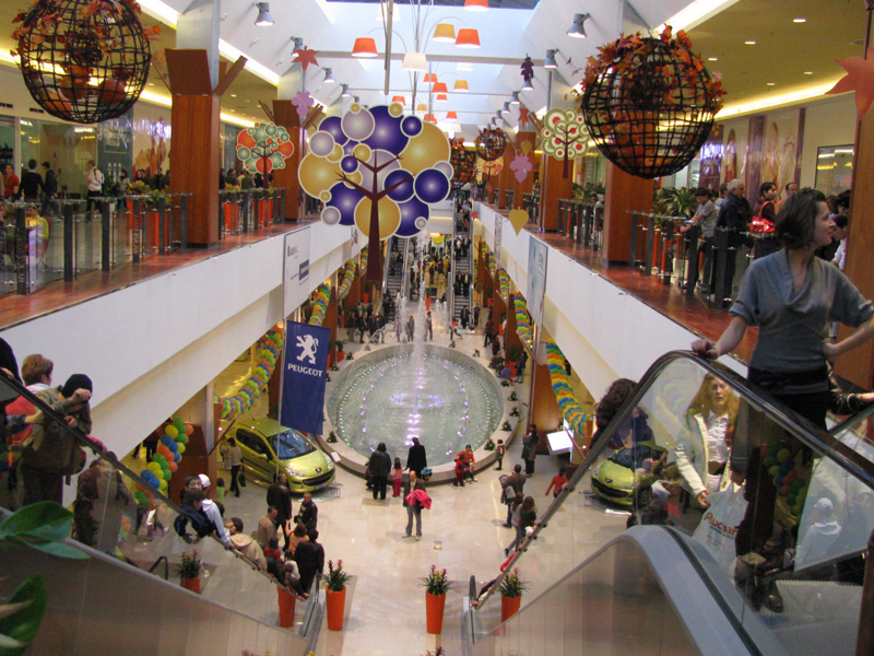 Decembrie in malluri: oameni mai multi, dar shopping mai slab
