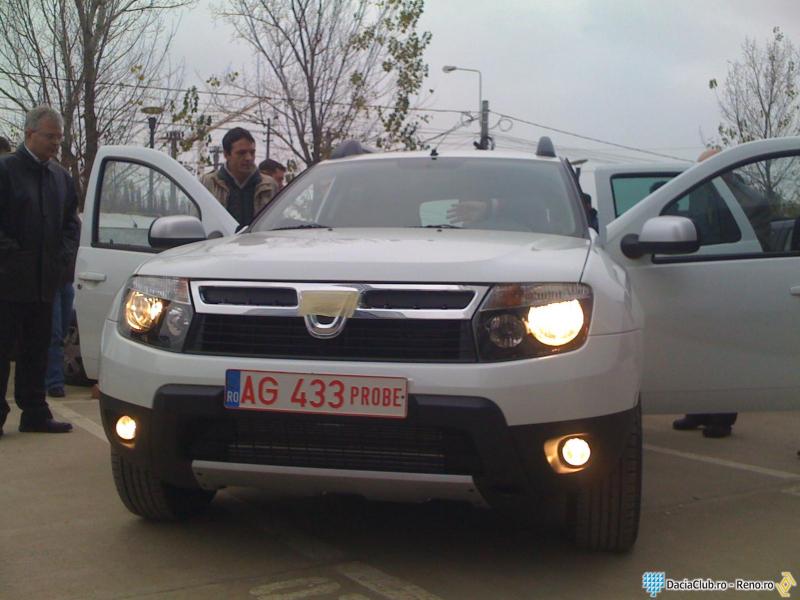 Vezi aici cum arata Dacia Duster in interior