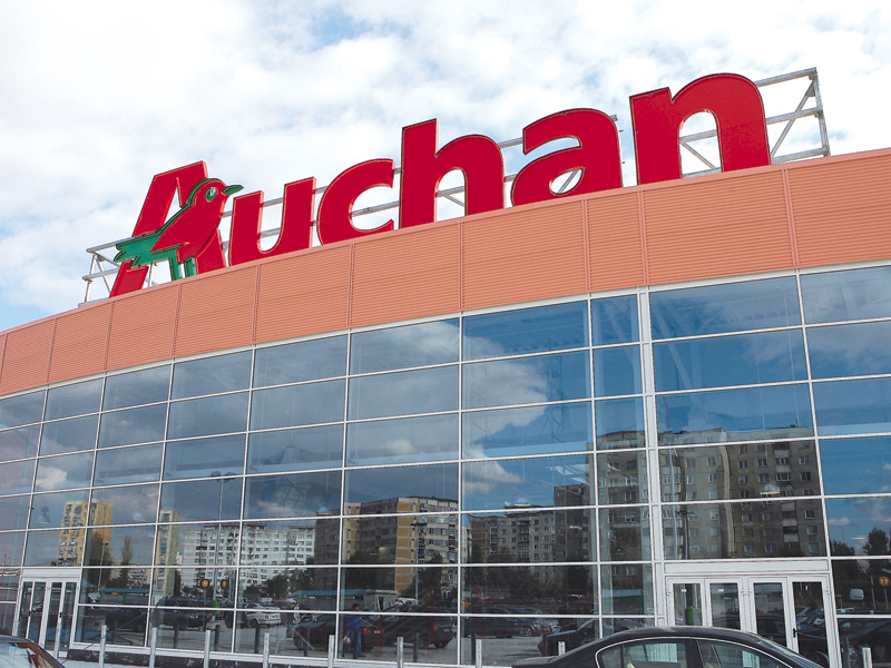 Auchan incepe sa-si cumpere hipermarketurile din Romania