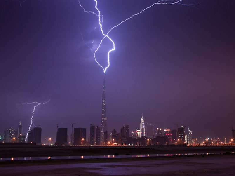 Burj Khalifa din Dubai, un paratrasnet urias