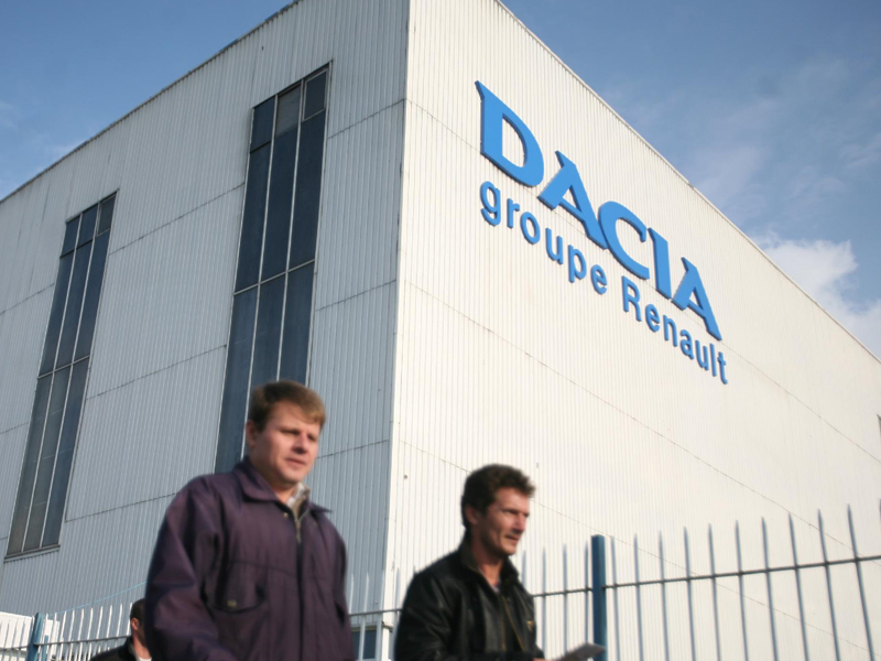 Dacia a vandut in Franta cu 20.000 de masini mai mult decat in Romania