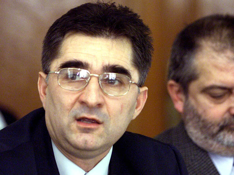 Politician de matineu, PNL-istul Ioan Ghise penduleaza in fiecare dimineata intre studiourile celor doua televiziuni de stiri din nordul Bucurestiului.