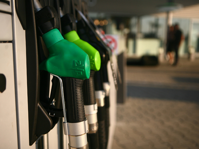 Paradoxurile crizei: Benzina s-a scumpit cu 40%, iar motorina cu 20% in ultimul an