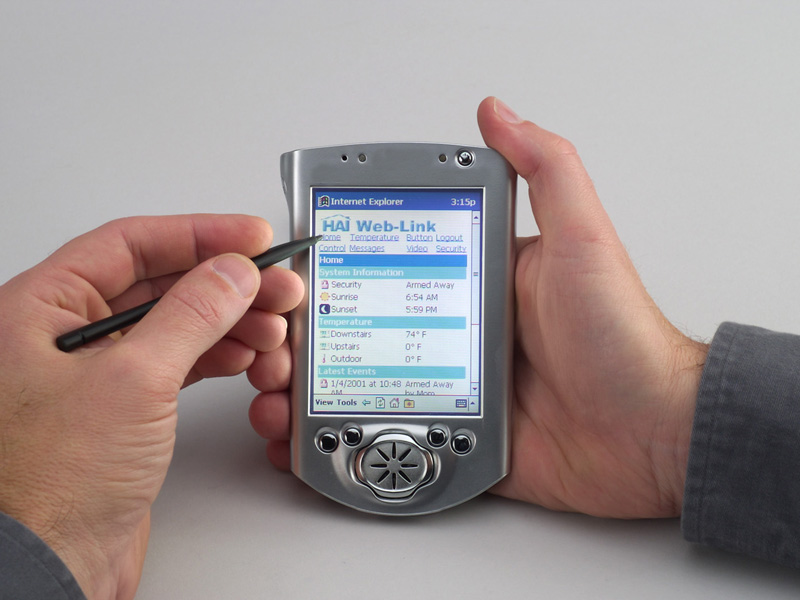 Telefoanele mobile inteligente devin instrumente de cautare. Cea mai importanta batalie din acest an se da pe piata de cautare prin intermediul dispozitivelor mobile. Veniturile din acest segment, estimate la 1-2 miliarde de dolari, sunt inca destul de modeste, dar pana la finalul acestui an, cautarile efectuate pe mobil ar putea intra in randul primelor cinci cele mai populare activitati, alaturi de apelurile de voce, expedierea de mesaje text, utilizarea calendarului si navigarea pe internet. 