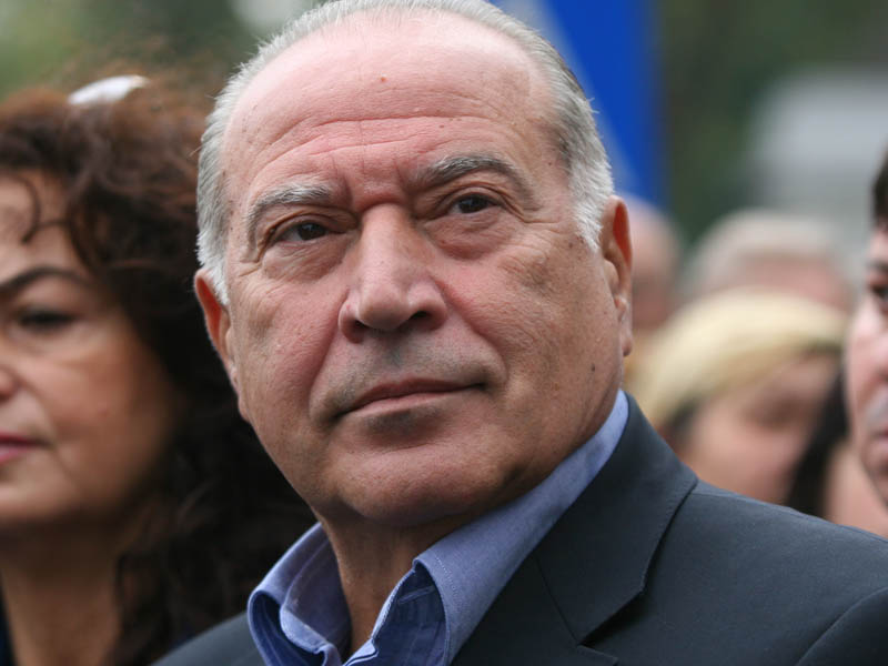 Mogulul Dan Voiculescu a preferat sa se ocupe de afacerile familiei si de alipirea Partidului Conservator de un partid puternic. Dupa ce in 2004 a mers in alegeri alaturi de PSD, dupa scrutin, PC a trecut in barca aliantei DA, pentru ca in 2009 sa se alature din nou social-democratilor.