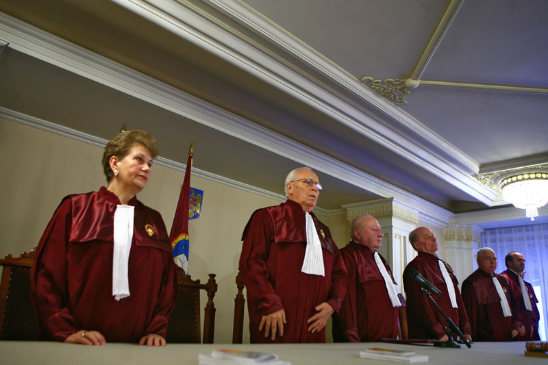 Cum au reusit magistratii sa-si pastreze sporurile plus cateva mariri pentru sefi