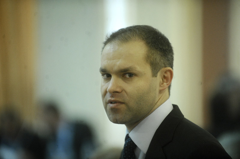 Cat de deprimante sunt manualele scolare. Ministrul Funeriu: „Pentru mine, sunt cel mai bun somnifer”