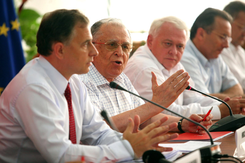 Iliescu s-a enervat pe Geoana si ai lui: Vreti sa privatizati partidul?!