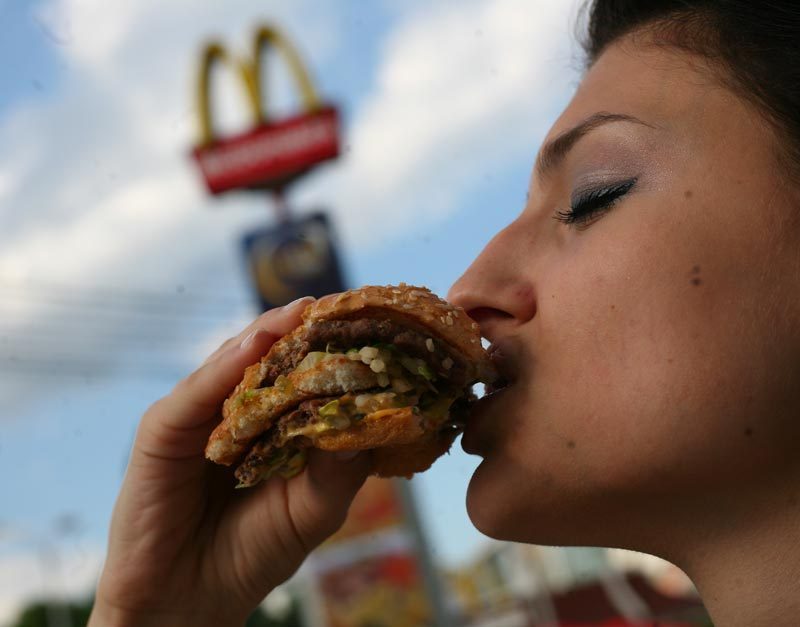 Patronatele din alimentantie sustin ca taxa pe fast-food ar putea scumpi mancarea cu 20%