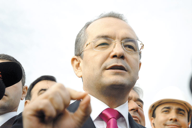Premierul Boc castiga 1.500 € pe luna, dar subordonatii sai 20.000 €